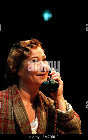 Zoe Wanamaker (Amanda Wingfield) dans LA MÉNAGERIE DE VERRE de Tennessee Williams à l'entrepôt de Donmar 13/09/1995 conception: Rob Howell éclairage: David Hersey réalisateur: Sam Mendes Banque D'Images