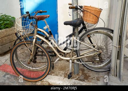 Vélos d'époque dans la vieille ville de tel Aviv Banque D'Images