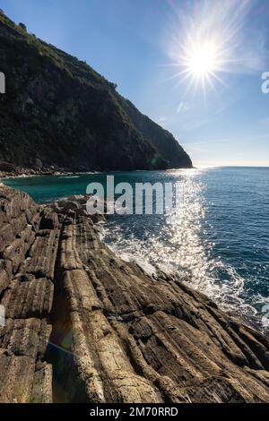 Côte rocheuse au bord de la mer près de la ville touristique, Riomaggiore, Italie. Arrière-plan Banque D'Images