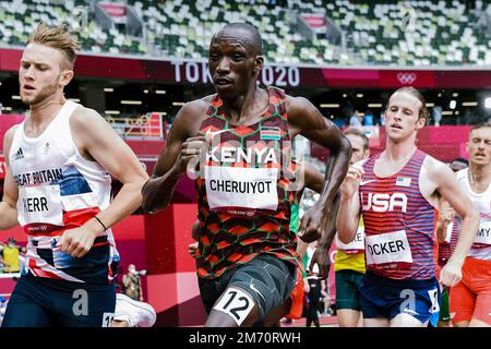 L-R Josh Kerr (GBR),Timothy Cheruiyot (KEN) en compétition dans les 1500 mètres hommes chauffe aux Jeux Olympiques d'été 2020 (2021), Tokyo, Japon Banque D'Images