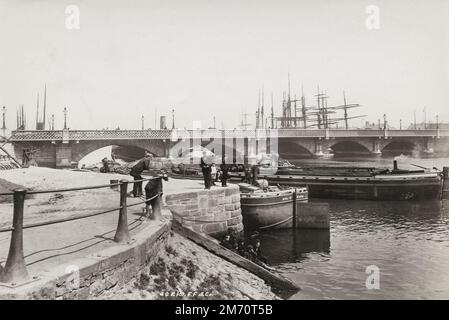 Photographie vintage de la fin du 19th/début du 20th siècle: 1897 - Queen's Bridge, Belfast, Irlande du Nord, Royaume-Uni Banque D'Images