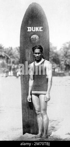 Duc Kahanamoku. Portrait du nageur et surfeur hawaïen, duc Paoa Kahinu Mokoe Hulikohola Kahanamoku (1890-1968), c. 1910 Banque D'Images