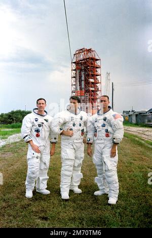 Cape Canaveral, États-Unis. 09th septembre 1968. NASA Apollo 7 les astronautes d'équipage de premier plan posent dans leurs combinaisons spatiales par le complexe de lancement 24 au Centre spatial Kennedy, à 9 septembre 1968, au Cap Canaveral, en Floride. De gauche à droite sont: Wally Schirra, Dann Eisele, et Walter Cunningham. Credit: Planetpix/Alamy Live News Banque D'Images