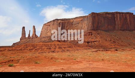 Mitchell Mesa avec Three Sisters - Monument Valley - Utah, Arizona Banque D'Images