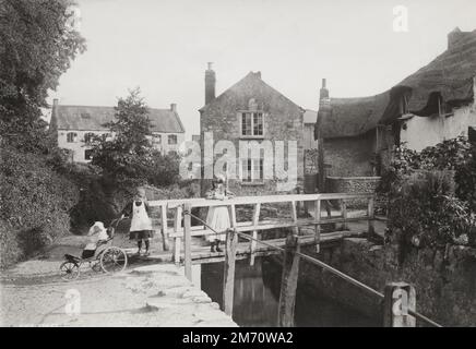 Photographie vintage de la fin du 19th/début du 20th siècle : 1892 - enfants et pram sur pont en bois, Uplyme, East Devon Banque D'Images