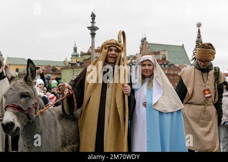 Varsovie, Pologne. 06th janvier 2023. Les personnes portant des costumes participent à la procession. Epiphany (Trzech Króli ou trois Rois) est célébré en Pologne avec d'énormes défilés le 12th soir de Noël. Cette année, la célébration a été de soutenir les Ukrainiens vivant en Pologne. A Varsovie, il commence près de la place du château et se termine sur la place Pilsudzki. Crédit : SOPA Images Limited/Alamy Live News Banque D'Images