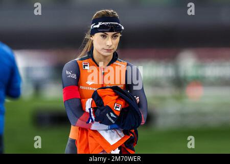 HAMAR - Femke Kok (NED) dans les 1000 mètres féminins pendant les Championnats européens de patinage de vitesse de l'UIP à la salle olympique Hamar sur 6 janvier 2023 à Hamar, Norvège. ANP VINCENT JANNINK Banque D'Images