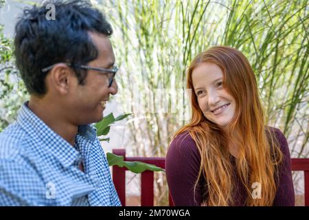 L'amour à première vue, les jeunes flirtant et ayant la première date, le jeune couple nterracial attira le regard de l'autre Banque D'Images