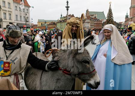 Varsovie, Pologne. 06th janvier 2023. Les personnes portant des costumes participent à la procession. Epiphany (Trzech Króli ou trois Rois) est célébré en Pologne avec d'énormes défilés le 12th soir de Noël. Cette année, la célébration a été de soutenir les Ukrainiens vivant en Pologne. A Varsovie, il commence près de la place du château et se termine sur la place Pilsudzki. (Photo de Volha Shukaila/SOPA Images/Sipa USA) crédit: SIPA USA/Alay Live News Banque D'Images