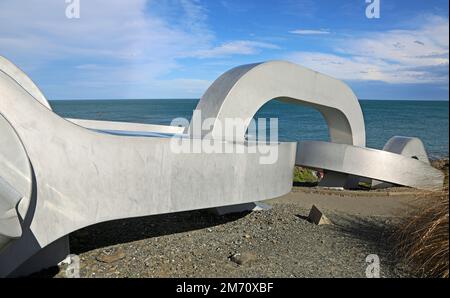 La sculpture en chaîne disparaît dans le Pacifique - Stirling point, Nouvelle-Zélande Banque D'Images