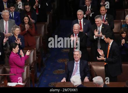 Washington, États-Unis. 06th janvier 2023. Les députés républicains applaudissent le député Kevin McCarthy, R-CA, après avoir voté pour être président de la Chambre des représentants aux États-Unis Capitole à Washington, DC, vendredi, 6 janvier 2023. La Chambre votera à nouveau vendredi pour élire un président et sortir de l'impasse avec l'extrême droite du parti républicain. Photo de Pat Benic/UPI crédit: UPI/Alay Live News Banque D'Images