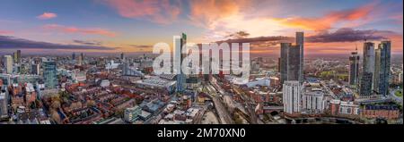 Centre-ville de Manchester vue aérienne de nuit de la place Deansgate et de la tour Beethoam Manchester, au nord de l'Angleterre. Centre-ville au lever du soleil avec ciel coloré Banque D'Images