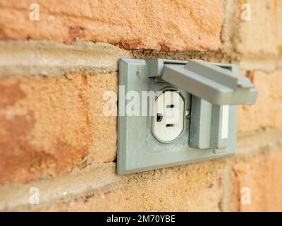 Prise électrique extérieure. Prises électriques à double couvercle sur mur en briques. Banque D'Images