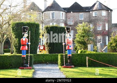 Décorations de Noël dans la maison de maître d'hôtel et les jardins Banque D'Images