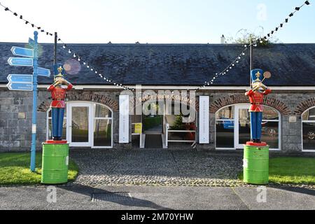 Décorations de Noël dans la maison de maître d'hôtel et les jardins Banque D'Images