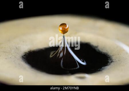 Goutte de café après éclaboussure Banque D'Images