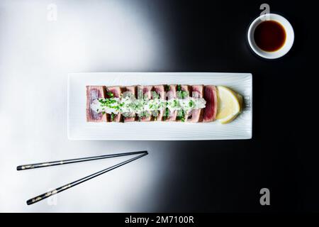 Tatataki de thon de qualité supérieure. Le tatataki est un moyen de préparer du poisson ou de la viande dans la cuisine japonaise Banque D'Images