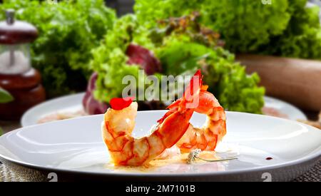 Haute cuisine, grandes crevettes avec sauce Banque D'Images