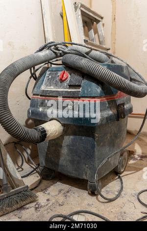 aspirateur de construction professionnelle utilisé pendant la rénovation Banque D'Images