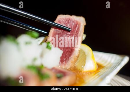 Tatataki de thon de qualité supérieure. Le tatataki est un moyen de préparer du poisson ou de la viande dans la cuisine japonaise Banque D'Images