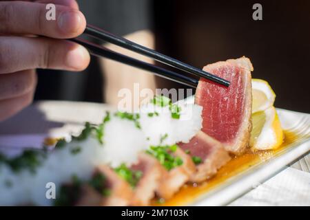 Tatataki de thon de qualité supérieure. Le tatataki est un moyen de préparer du poisson ou de la viande dans la cuisine japonaise Banque D'Images