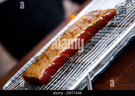 Tatataki de thon de qualité supérieure. Le tatataki est un moyen de préparer du poisson ou de la viande dans la cuisine japonaise Banque D'Images