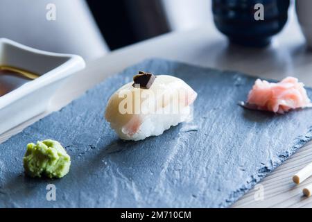 Nigiri de babeurre. Riz à sushi fin combiné au poisson blanc. Banque D'Images