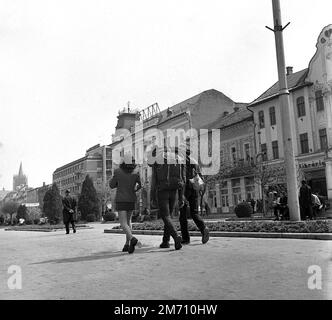 Personnes dans le centre-ville d'Oradea, République socialiste de Roumanie, environ 1975 Banque D'Images