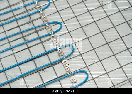 Installation du chauffage au sol sous la table ciment-sable Banque D'Images