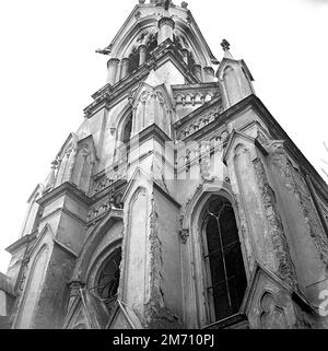 Oradea, comté de Bihor, République socialiste de Roumanie, env. 1973. Extérieur de St. La chapelle catholique romaine de Ladislas, construite en 1900 dans le style gothique du renouveau, a été abandonnée après 1948. Banque D'Images