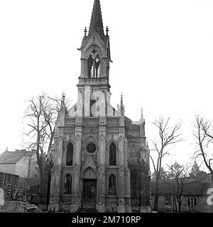 Oradea, comté de Bihor, République socialiste de Roumanie, env. 1973. Extérieur de St. La chapelle catholique romaine de Ladislas, construite en 1900 dans le style gothique du renouveau, a été abandonnée après 1948. Banque D'Images