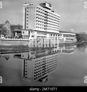 Oradea, comté de Bihor, République socialiste de Roumanie, env. 1973. Hôtel Dacia (aujourd'hui Hôtel Continental) sur les rives de la rivière Crisul Repede. Banque D'Images