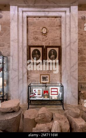 Portrait du Grand-Duc Sergei Alexandrovitch, frère du tsar Alexandre III et de sa femme, La Grande duchesse Elizabeth Feodorovna pendu dans une salle qui présente des trouvailles archéologiques et des objets de la Société impériale orthodoxe de Palestine à l'église russe de Saint Alexandre Nevsky dans le quartier chrétien de la vieille ville de Jérusalem-est Israël Banque D'Images