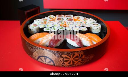 Ensemble de sushis avec une variété de makis, nigiris et sashimi avec des poissons fins comme le saumon et le thon. Banque D'Images