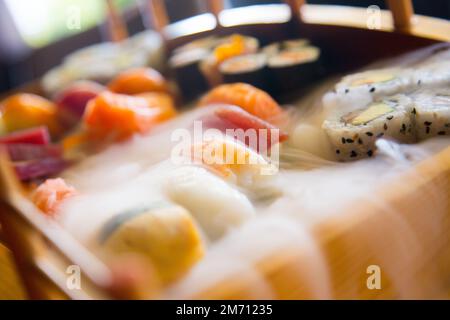 Ensemble de sushis avec une variété de makis, nigiris et sashimi avec des poissons fins comme le saumon et le thon. Banque D'Images