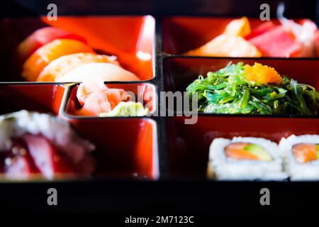 Ensemble de sushis avec une variété de makis, nigiris et sashimi avec des poissons fins comme le saumon et le thon. Banque D'Images