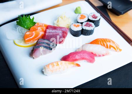 Ensemble de sushis avec une variété de makis, nigiris et sashimi avec des poissons fins comme le saumon et le thon. Banque D'Images