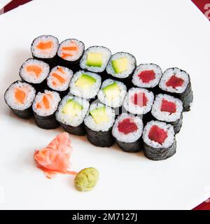 Ensemble de sushis avec une variété de makis, nigiris et sashimi avec des poissons fins comme le saumon et le thon. Banque D'Images