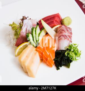 Ensemble de sushis avec une variété de makis, nigiris et sashimi avec des poissons fins comme le saumon et le thon. Banque D'Images