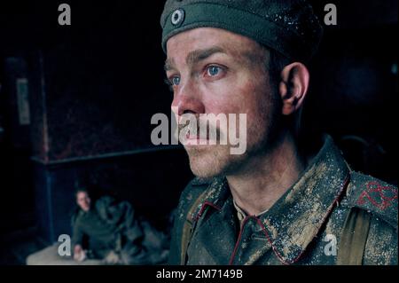 DATE DE SORTIE: 28 octobre 2022. TITRE : tout est calme sur le Wester Front. STUDIO: Netflix. DIRECTEUR: Edward Berger. COMPLOT : expériences terrifiantes et détresse d'un jeune soldat allemand sur le front occidental pendant la première Guerre mondiale AVEC: ALBRECHT SCHUCH comme Stanislaus Katczinsky. (Image de crédit : © Netflix/Entertainment Pictures) Banque D'Images