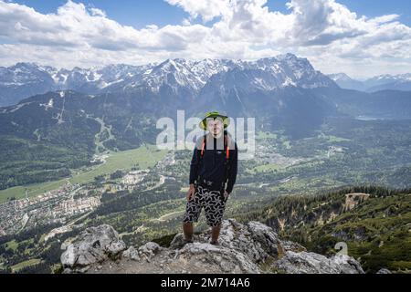 Randonneur, sommet du Kramerspitz, Zugspitze dans le dos, Bavière, Allemagne Banque D'Images