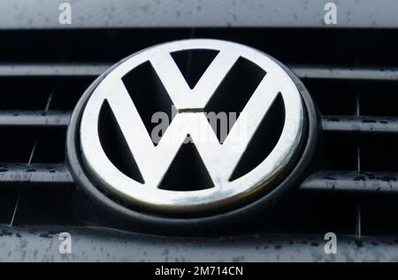 Bobruisk, Bélarus, 27 juillet 2022 : gros plan d'un logo de voiture Volkswagen. Vue de dessous Banque D'Images
