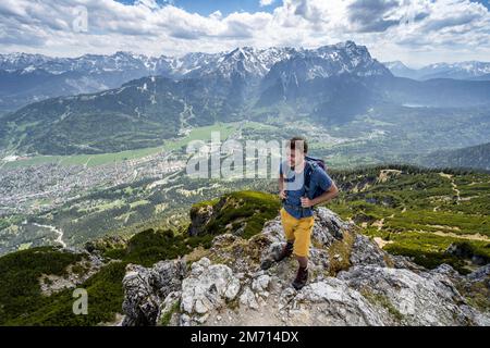 Randonneur, sommet du Kramerspitz, Zugspitze dans le dos, Bavière, Allemagne Banque D'Images