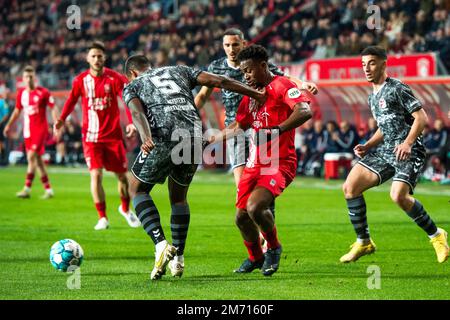 ENSCHEDE - (lr) Miguel Araujo du FC Emmen, Virgile Misidjan du FC Twente pendant le match de première ligue néerlandais entre le FC Twente et le FC Emmen au Stadion de Grolsch Veste on 6 janvier 2023 à Enschede, pays-Bas. ANP COR LASKER Banque D'Images