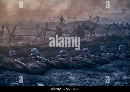DATE DE SORTIE: 28 octobre 2022. TITRE : tout est calme sur le Wester Front. STUDIO: Netflix. DIRECTEUR: Edward Berger. COMPLOT : expériences terrifiantes et détresse d'un jeune soldat allemand sur le front occidental pendant la première Guerre mondiale AVEC: Scène de guerre. (Image de crédit : © Netflix/Entertainment Pictures) Banque D'Images