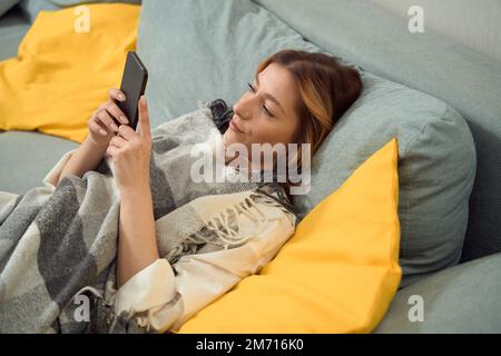 Elle a mis l'accent sur l'envoi de SMS sur son téléphone portable Banque D'Images