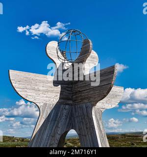 Sculpture avec globe, centre d'accueil du cercle arctique, temps ensoleillé, parc national de Saltfjellet-Svartisen, Rana, Nordland, Norvège Banque D'Images