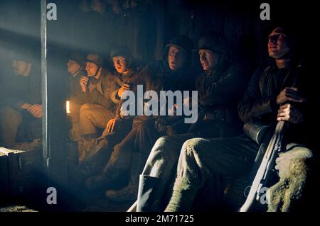 DATE DE SORTIE: 28 octobre 2022. TITRE : tout est calme sur le Wester Front. STUDIO: Netflix. DIRECTEUR: Edward Berger. COMPLOT : expériences terrifiantes et détresse d'un jeune soldat allemand sur le front occidental pendant la première Guerre mondiale AVEC: FELIX KAMMERER comme Paul Baumer. (Image de crédit : © Netflix/Entertainment Pictures) Banque D'Images