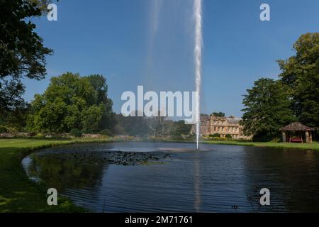 Bchard.Somerset.Royaume-Uni.4 septembre 2021.la fontaine centenaire vaporise de l'eau dans l'air dans l'étang de la Sirène à l'abbaye de Forde dans le Somerset Banque D'Images