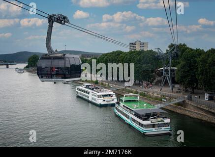 Bateaux d'excursion sur le Rhin à Koblenz, Rhénanie-Palatinat, Allemagne Banque D'Images